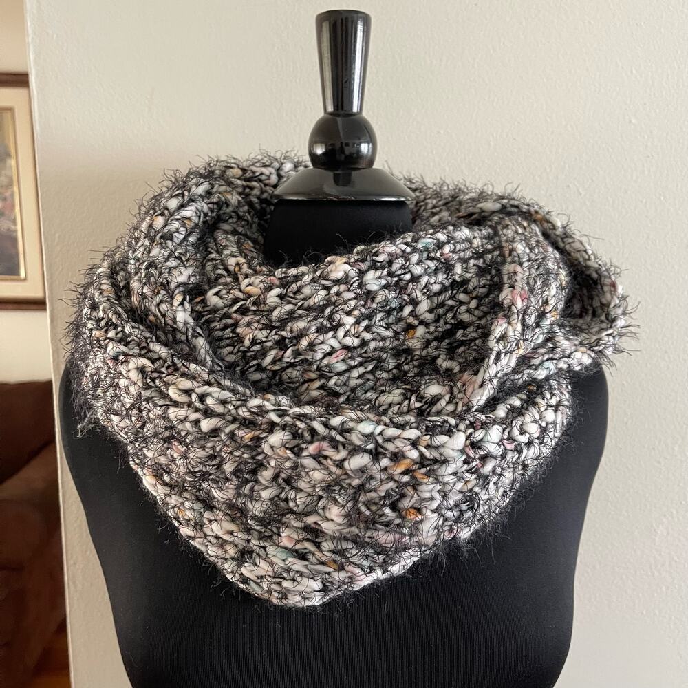 Steve Madden Infinity Scarf Womens OS White Black Pink Eyelash Knit Cozy Soft